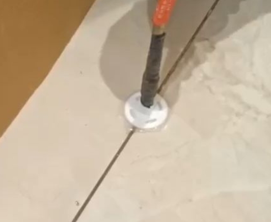 阿克苏瓷砖空鼓维修公司专业解答瓷砖在铺贴过程中，如果没有涂抹均匀到位的粘结材料（如水泥砂浆或瓷砖胶），可能会导致以下问题