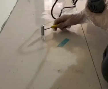阿克苏瓷砖开裂维修公司专业分享瓷砖在铺贴前如果没有沥干水分，将会导致以下问题