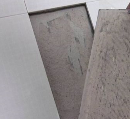 阿克苏瓷砖空鼓维修公司分享瓷砖铺贴时如果打浆（即涂抹在瓷砖背面和基层上的砂浆或瓷砖胶）过少，会带来以下问题