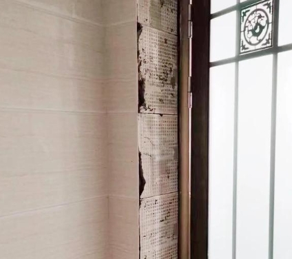 阿克苏瓷砖空鼓免砸砖维修公司分享吸水砖泡水时间不够或过长都会对瓷砖铺贴效果产生影响